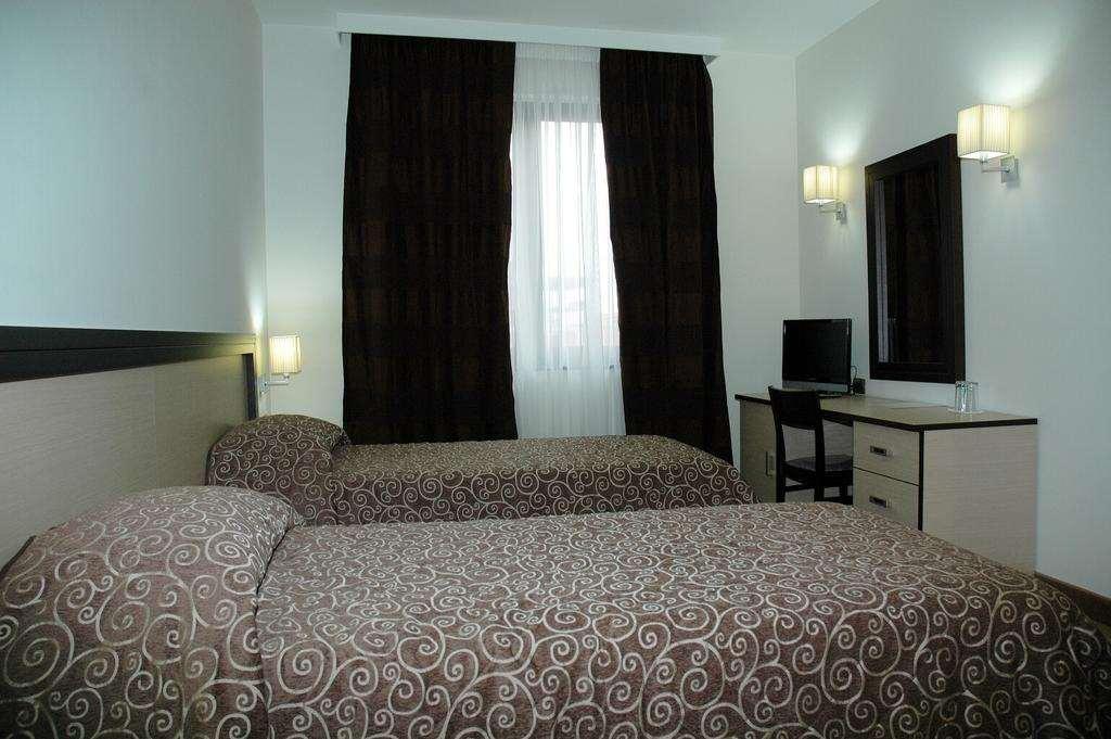 Fieri Hotel Fier Habitación foto